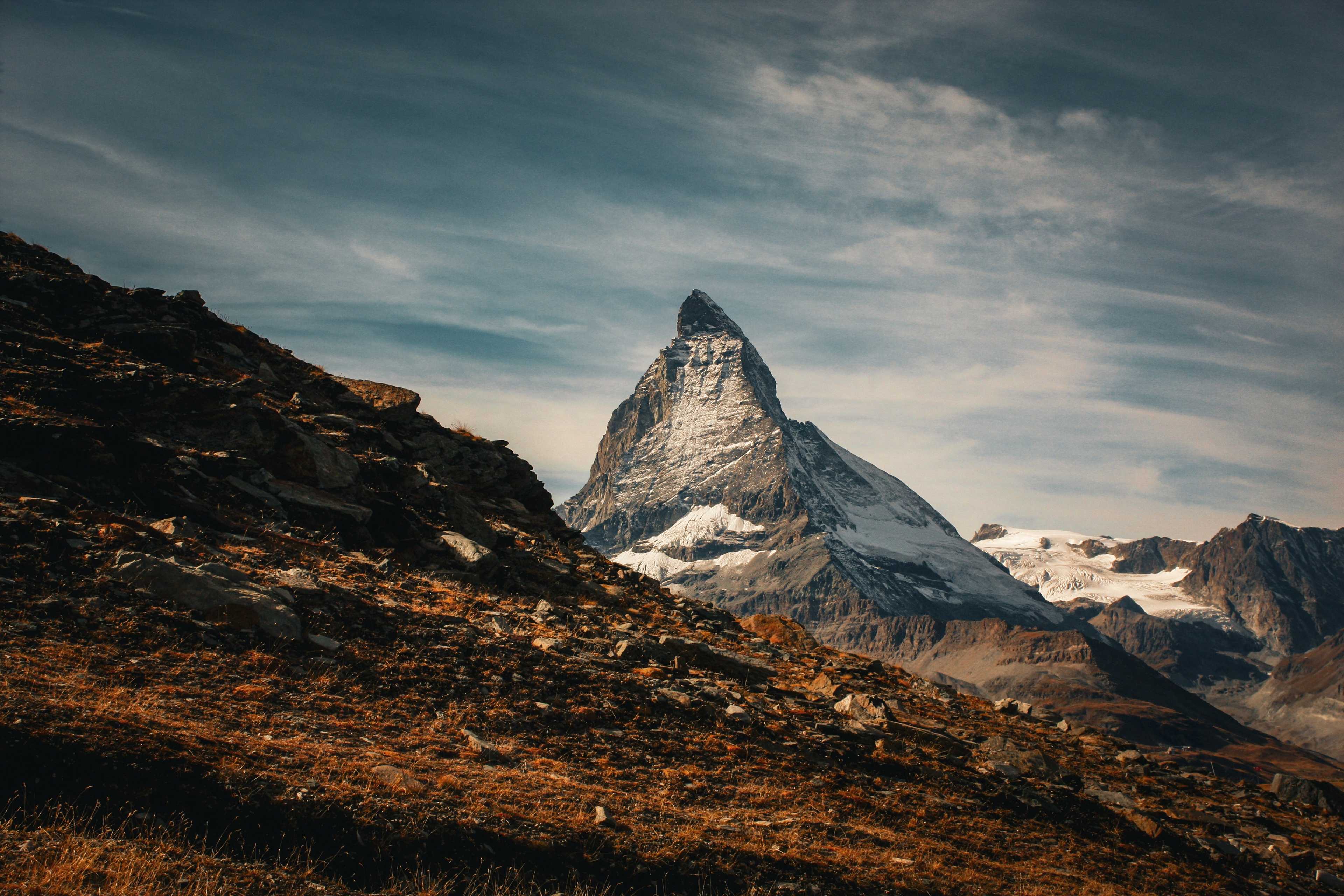 Schweizer Berggipfel unter einem dramatischen Himmel